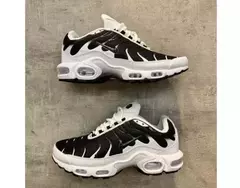 Zapas tipo TN one blanco y negro en internet
