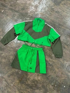 Conjunto Lacoste Windbreaker Crop + Falda Verde Militar