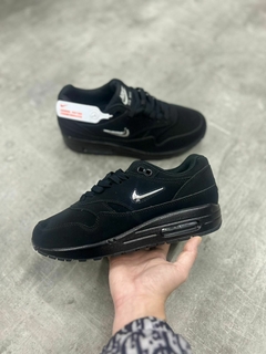 Airmax 1 todas negras pipa plateada