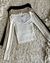 Sweater de escote corazon, ajustado al cuerpo. Disponible en color blanco, beige y negro. 