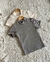 Polera manga corta, ajustada al cuerpo. Disponible en color gris y durazno pastel. 