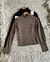 Polera de morley frizada, ajustada al cuerpo. Disponible en color negro y marron. 