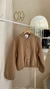 Campera inflable puffer color camel para mujer, con cierre y bolsillos laterales. Ideal para looks urbanos de otoño e invierno.

