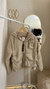 Campera estilo cargo color beige con interior de corderito, ideal para invierno.