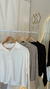 Camisas de seda en colores blanco, beige y negro.