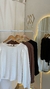 Blusa de lino manga larga con detalle de pliegues en hombro. En color chocolate y negro.
