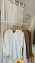 Blusa de lino madrileño con detalle fruncido en puños. En color beige. 