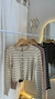 Saco corto rayado de tejido bremer. En color beige con rayas blanca y en color negro con rayas blancas. 
