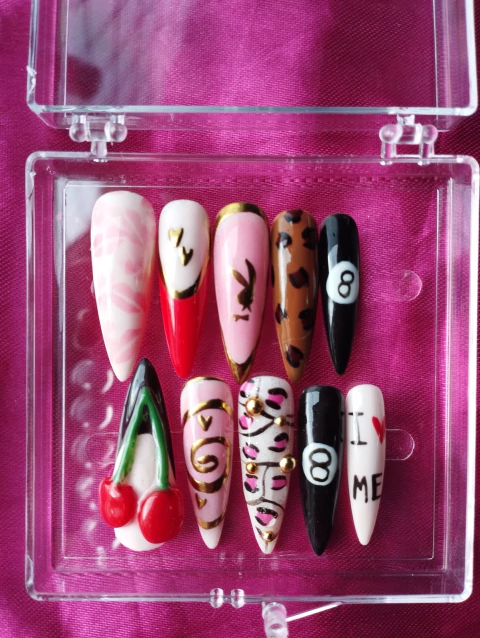Anos 2000's Nails (by: @ahh.maressaa)