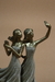 Estátua Amigas Selfie - comprar online