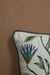 Almofada bordada - flores verdes triangulares na internet