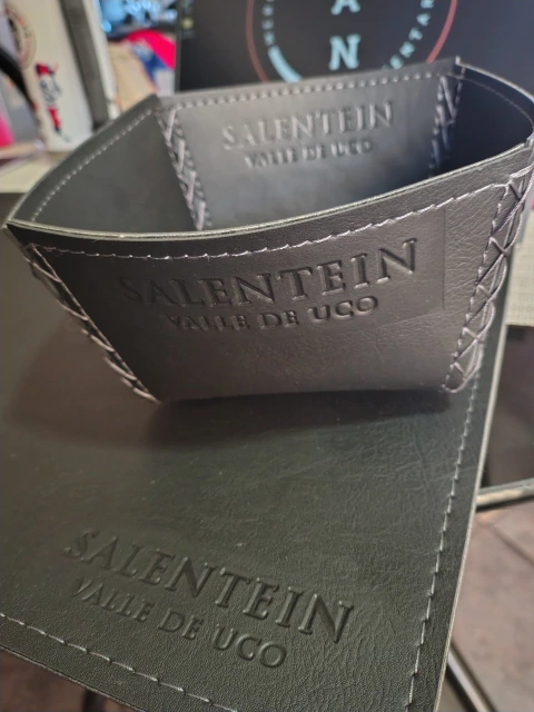 Marca 13 de JAN indumentaria y merchadaising 