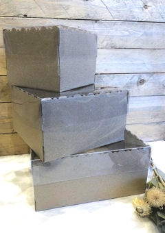CAJA 28X28X12CM-TAPA PVC- MICROCORRUGADO MARRON- DISEÑO PRAGA IIII- 5007 - comprar online