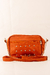 Bandolera Tachas Camel - tienda online
