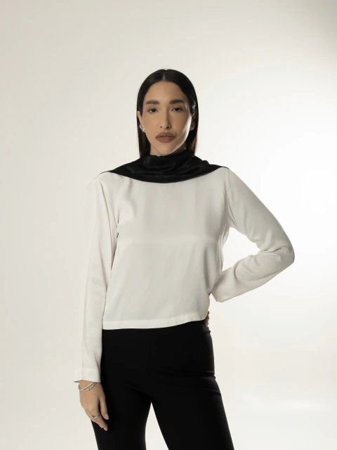 Blusa de costas abertas - Off white com gola preta