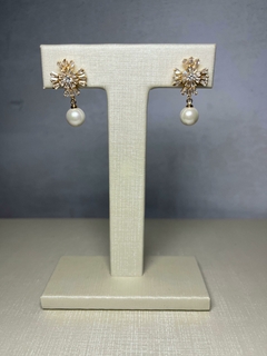 Brinco Flor Cristal com Pérola Pendurada na internet