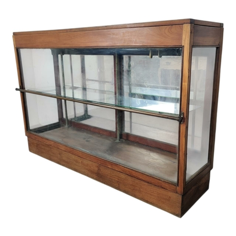 Balcão expositor em madeira.