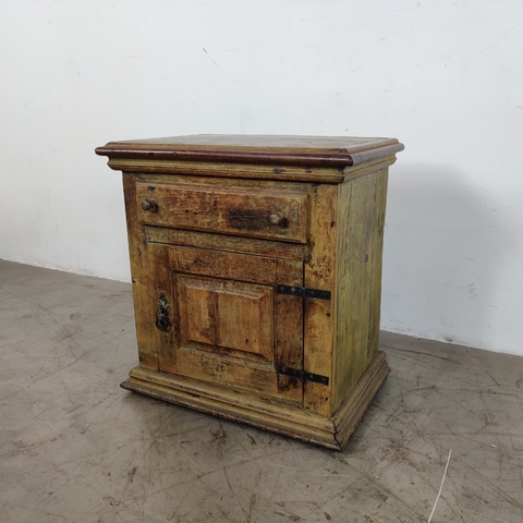 Mesa de cabeceira em madeira.