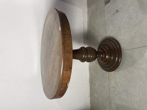 Mesa de canto redonda com pé torneado.