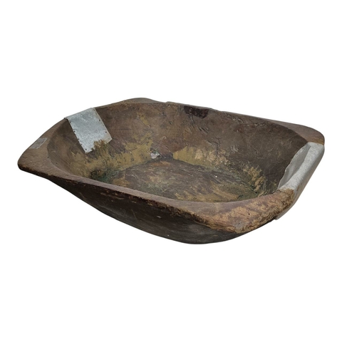 Antiga gamela em madeira com reparos em metal.