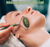 Masajeador Facial de Jade con Doble Rodillo – Antiedad y Relax