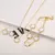 Pulseira Ajustável Aço Inoxidável Banhada a Ouro com Elegante Design de Flor.