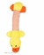 Brinquedo de pelúcia para pet em formato de pato amarelo com bico laranja e corpo listrado laranja e branco