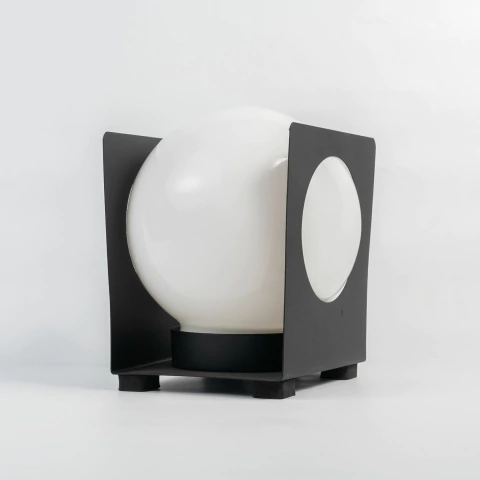 Velador tipo cajón con globo blanco