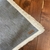 Mantel impermeable estandar gris con fleco corto (120x120)