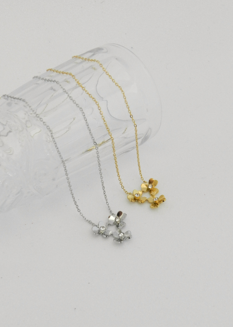 Colar Flores Tripla Inspiração Aço Inoxidável - comprar online