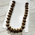 Collar medio de dijes de madera