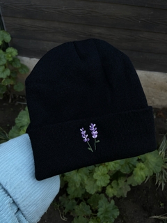Gorro de lana bordado a mano