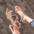 Sandálias de ouro prateado elegante designer de moda strass 2025 verão novos sapatos de salto médio vestido mulher festa sexy saltos stiletto na internet
