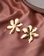 Brinco Flor de Semijoia - Villar Joias | Semijoias Minimalistas de Qualidade