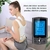 Mujer usando electroestimulador EMS/TENS con electrodos en espalda y pantalla digital del dispositivo mostrando modos de alivio del dolor