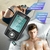 Electroestimulador EMS/TENS utilizado para alivio muscular, mostrando su pantalla y electrodos en uso.