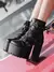 Botas con plataforma y hebilla