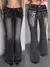 Pantalones vaqueros acampanados con bordado rosa