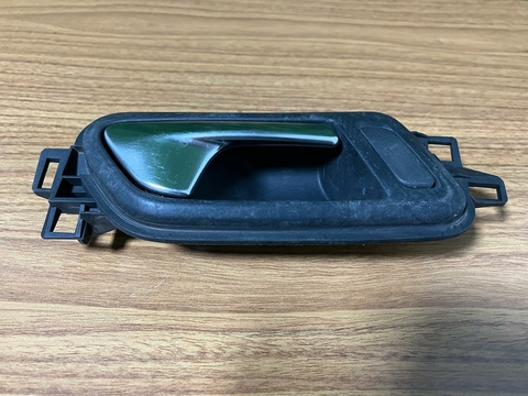 Amarok Macaneta Interna Porta Diant. Tras. Ld 10/17 - Crom