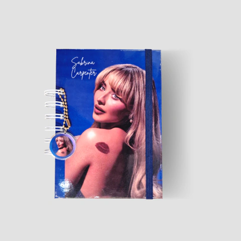 Caderneta A6 Personalizada – Sabrina Carpenter | 100 Páginas