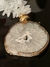 COLAR DE MESA DE RESINA FOLHA BRANCA BRILHANTE COM CHAPA DE ÁGATA (M) - Blessed Home