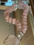 Imagem do COLAR DE MESA DE QUARTZO ROSA ROLADO E PINGENTE DE ANJO BANHADO