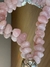COLAR DE MESA DE QUARTZO ROSA ROLADO E PINGENTE DE ANJO BANHADO - loja online