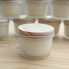 Lembrancinha Vela Perfumada em pote médio com tampa de madeira personalizada - comprar online