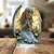 Imagem do Estátua de anjo orando radiante – uma decoração de mesa calmante e quente,