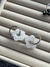 Argollas c/ dije flor blanca
