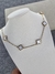 Collar dorado flores blancas