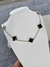 Collar dorado flores negras
