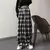 Calça preta xadrez oversized