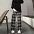 Calça preta xadrez oversized na internet
